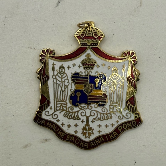 Jewelry - Vintage Hawaiian Coat Of Arms Enamel Pendant Jewelry Folk Art White Gold Tone